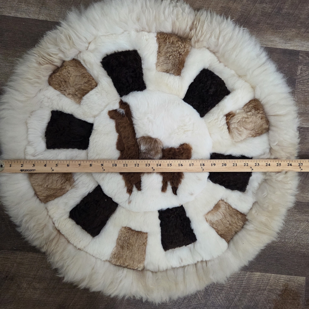 Peruvian Alpaca Wool Patchwork Round Rug Tapestry Wall Decor with a Llama Motif - Picture 7 of 12